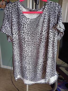 Kim & Cami Black and White Leopard Short Sleeve Tee